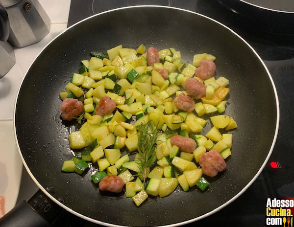 Padellata pollo, salsiccia, zucchine e patate