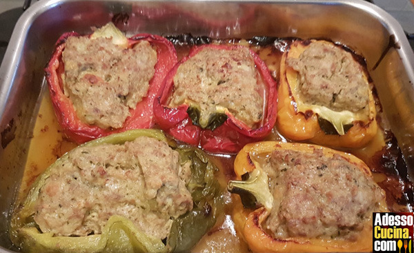 Peperoni ripieni carne e salsiccia - Ricetta