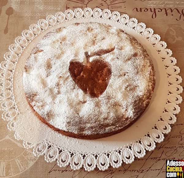 Torta semplice di mele e amaretti