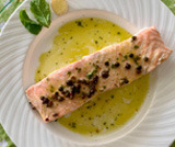 Salmone al vapore con emulsione al gusto di menta, zenzero e pepe rosa