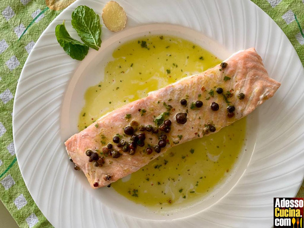 Salmone al vapore con emulsione al gusto di menta, zenzero e pepe rosa - Ricetta