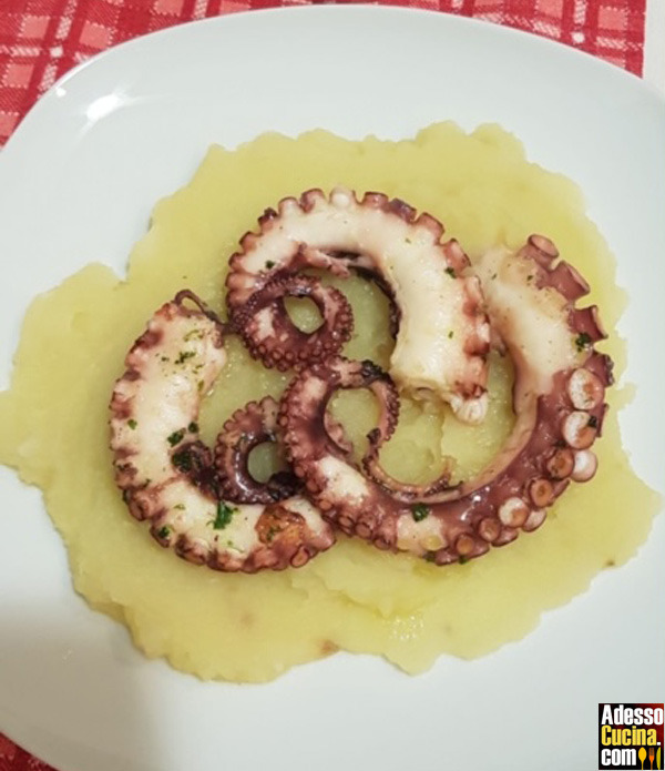 Polpo grigliato su crema di patate alla paprica - Ricetta