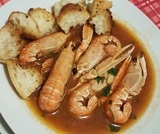 Zuppa di scampi con crostini fritti