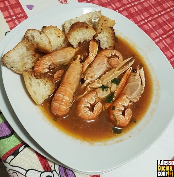 Zuppa di scampi con crostini fritti