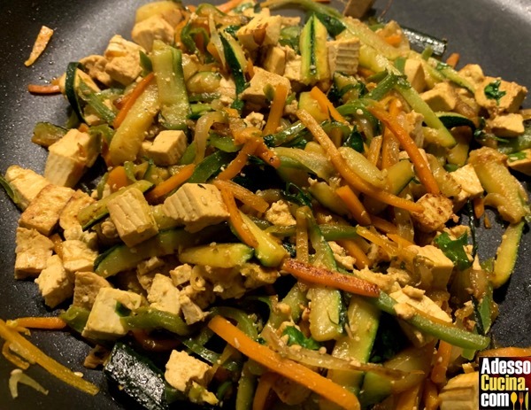 Verdure saltate con tofu e salsa di soia