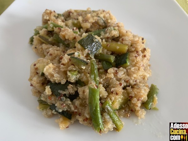 Quinoa con zucchine, asparagi e fagiolini