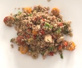 Insalata fredda di quinoa verdure e tonno