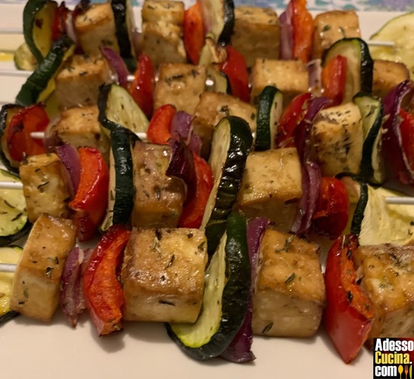 Spiedini di tofu e verdure in forno