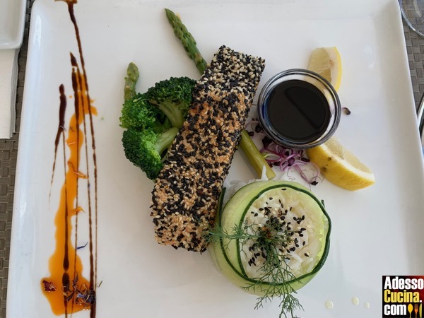 Salmone in crosta di semi di sesamo e papavero con salsa di arancia e verdure