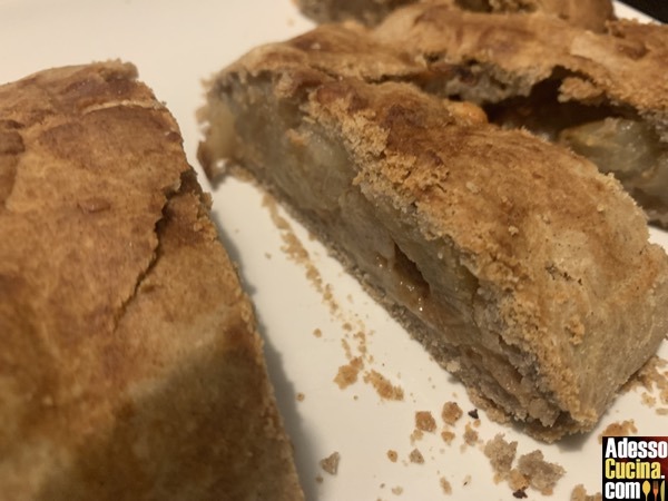 Strudel di grano saraceno con pere, pinoli, uvetta e frutta secca