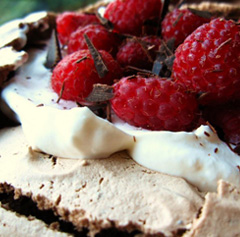 Pavlova al cioccolato e lamponi