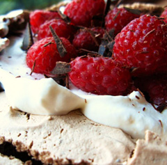 Pavlova al cioccolato e lamponi